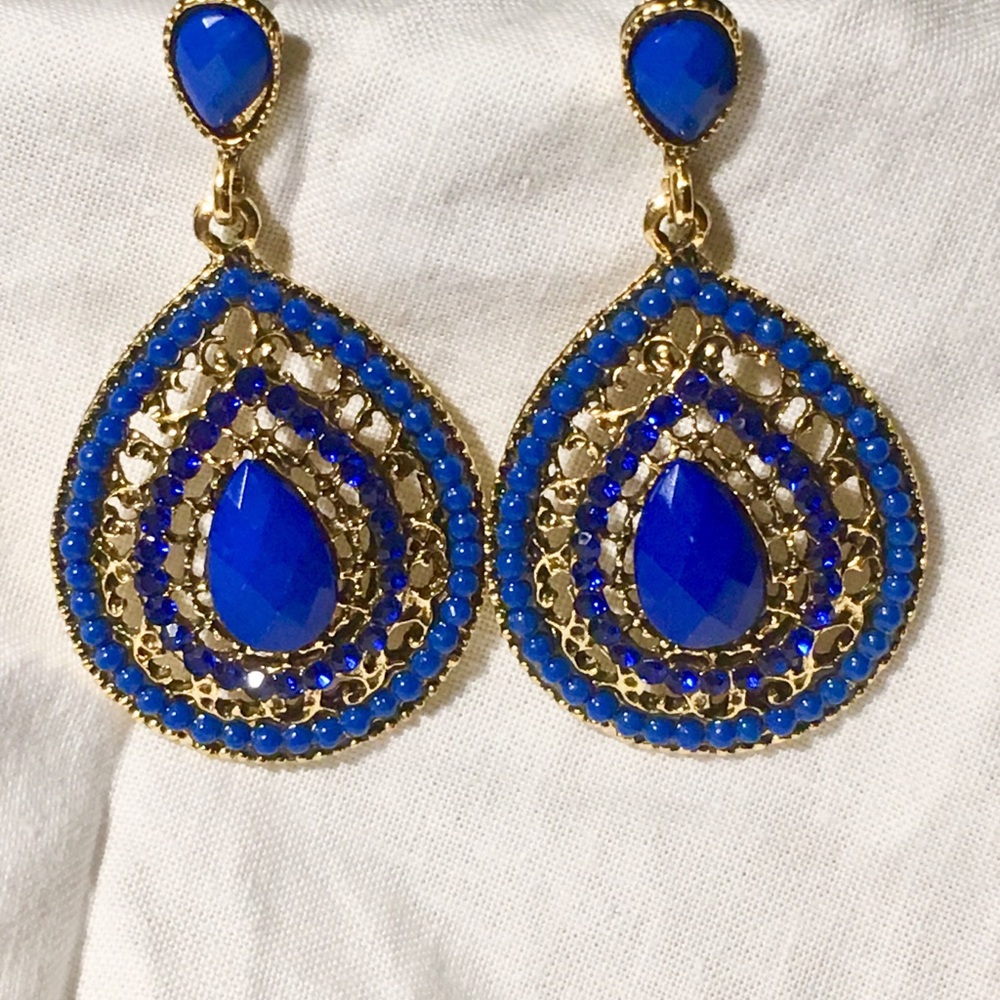 Earrings in blue and gold color